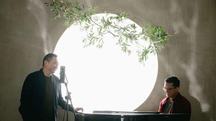 Sidney Mohede dan Andi Rianto mengenalkan lagu Only You, Minggu (7/2/2021). Lagu Only You didistribusikan digital di INSIDE dan dirilis eksklusif di Apple Music selama seminggu mulai hari Minggu ini dan 14 Februari 2021 di seluruh digital platform.