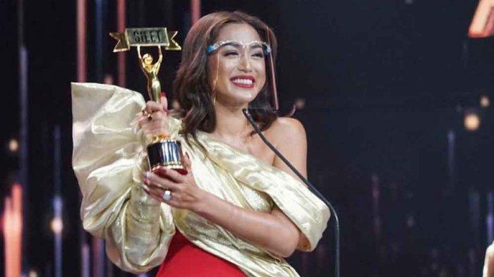 Jessica Iskandar menerima penghargaan Asmara Tersilet dan Kehidupan Tersilet di Silet Awards 2020 karena kisah cintanya bersama Richard Kyle yang berakhir tragis. Dua penghargaan itu diterima Jessica Iskandar di Silet Awards, Selasa (27/10/2020) malam.