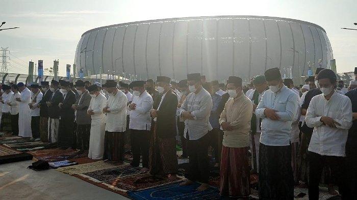 Wakil Ketua MPR RI Zulkifli Hasan melaksanakan salat Idul Fitri 1443 Hijriah di Jakarta International Stadium (JIS), Tanjung Priok, Jakarta Utara, Senin (2/5/2022) pagi. Pria yang disapa Zulhas tersebut ada di barisan terdepan jamaah dan duduk persis di sebelah kanan Gubernur DKI Jakarta Anies Baswedan.