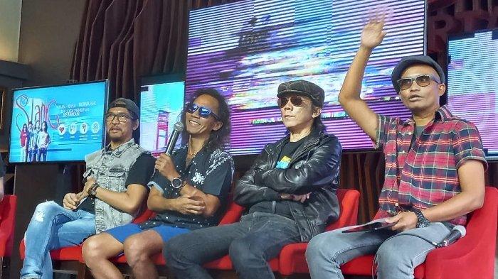 Para personel Slank, yakni Ivan Kurniawan alias Ivanka (bass), Kaka (vokal), Bimbam (drum) dan Ridho Hafiedz (gitar) tanpa Abdee Negara (gitar) saat jumpa pers jelang Konser Slank 'Smile Indonesia' di Hard Rock Cafe, kawasan SCBD, Kebayoran Baru, Jakarta Selatan, Kamis (13/10/2022).