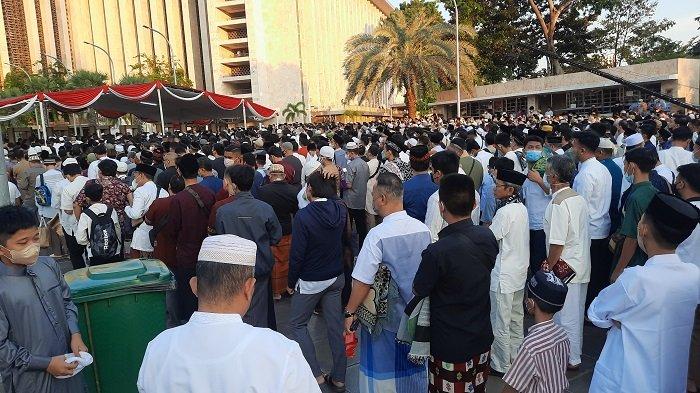 Ribuan umat muslim memadati Masjid Istiqlal, Jakarta Pusat, Minggu (10/7/2022). Presiden Jokowi akan hadir untuk salat di masjid terbesar di Indonesia itu.