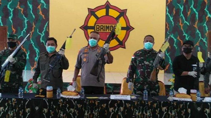 Pangdam XVII Cenderawasih Mayjen TNI Herman Asaribab saat bersama Kapolda Papua Irjen Polisi Paulus Waterpauw,dan Kabinda Papua Brigjen TNI AH. Napoleon, saat menunjukan senjata yang berhasil direbut dari KKB, Kamis (16/4/2020).