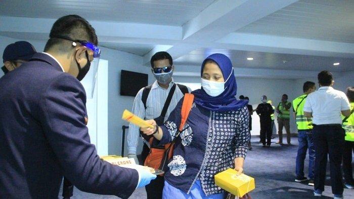 Suasana di Bandara Soekarno-Hatta. Pada 1 Januari – 7 November 2020 jumlah penumpang di Bandara Soekarno-Hatta mencapai sekitar 17 juta orang atau sekitar 56 dari total penumpang di 19 bandara.