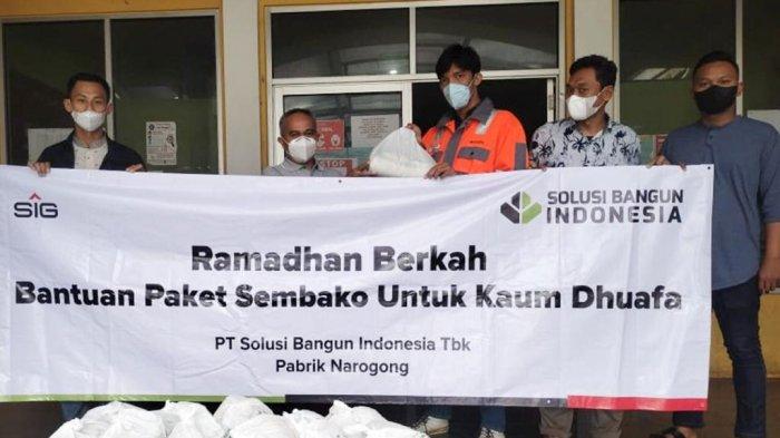 PT Solusi Bangun Indonesia Tbk (SBI) membagikan paket sembako dan karpet masjid untuk sembilan desa yang berada di sekitar area operasional Pabrik Narogong, Bogor, Jawa Barat.
