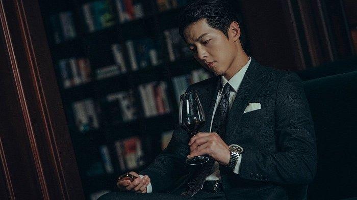 Aktor Korea Song Joong Ki akan tampil dalam drama Korea terbarunya berjudul Vincenzo. Dia berperan sebagai pengacara yang menuntut keadilan.
