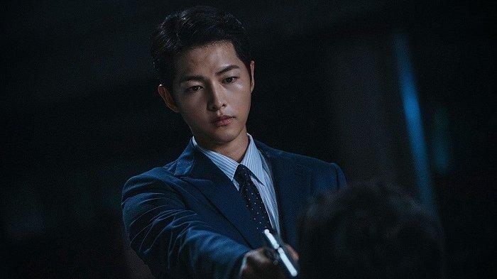 Aktor Korea Song Joong Ki akan tampil dalam drama Korea terbarunya berjudul Vincenzo. Dia berperan sebagai pengacara yang menuntut keadilan.