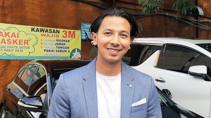 Sonny Septian di kawasan Mampang Prapatan, Jakarta Selatan, Kamis (9/12/2021). Sonny Septian sedang menunggu persalinan anak ketiga Fairuz A Rafiq yang diperkirakan akan lahir di pertengahan Desember 2021.