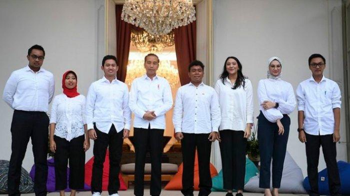 Presiden Joko Widodo (keempat kiri) bersama staf khusus yang baru dari kalangan milenial (kiri ke kanan) CEO Amartha Andi Taufan Garuda Putra, Perumus Gerakan Sabang Merauke Ayu Kartika Dewi, Pendiri Ruang Guru Adamas Belva Syah Devara, Peraih beasiswa kuliah di Oxford Billy Gracia Yosaphat Mambrasar, CEO dan Founder Creativepreneur Putri Indahsari Tanjung, Pendiri Thisable Enterprise Angkie Yudistia dan Mantan Ketua Pergerakan Mahasiswa Islam Indonesia/PMII Aminuddin Maruf ketika diperkenalkan di halaman tengah Istana Merdeka Jakarta, Kamis (21/11/2019). Ketujuh stafsus milenial tersebut mendapat tugas untuk memberi gagasan serta mengembangkan inovasi-inovasi di berbagai bidang.