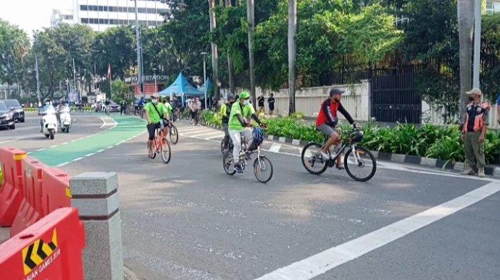 Suasana akhir pekan di Kawasan Bundaran HI, Jakarta Pusat, Minggu (17/10/21).