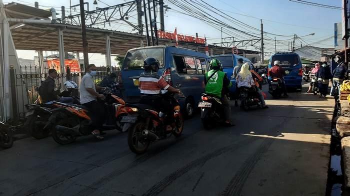 Suasana arus lalu lintas di Jalan Raya Bojonggede, Kabupaten Bogor, pagi ini ramai lancar, Rabu (23/9).