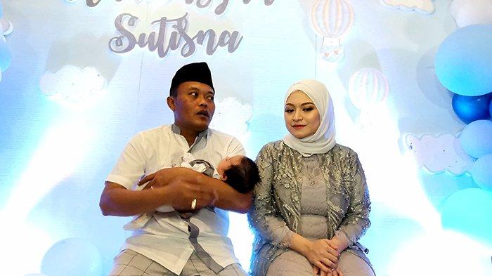 Nathalie Holscher didampingi Sule setelah menggelar akikahan Adzam Adriansyah Sutisna, anak pertama mereka, di Bekasi, Jawa Barat, Jumat (21/1/2022).