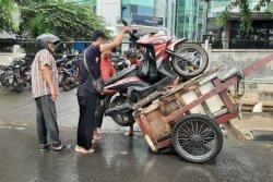 Warga Bidara Cina Lega Banjir Mulai Surut saat Jelang Siang