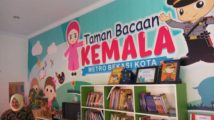 Polsek Bantargebang Polrestro Bekasi Kota merayakan HUT ke-1 Taman Bacaan Kemala, Sabtu (6/10/2018).