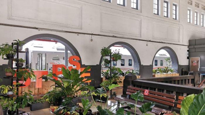 Suasana asri begitu terasa berkat hadirnya taman indoor di Stasiun Jatinegara. Taman indoor ini menjadi inovasi yang terus dilakukan PT KAI (Persero) Daop 1 Jakarta.