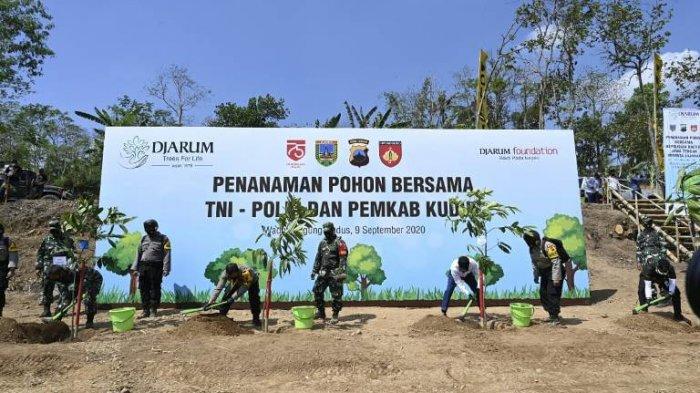 (Kanan ke kiri) Pelaksana Tugas Bupati Kudus Hartopo, Vice President Director Djarum Foundation FX Supanji, Kapolda Jawa Tengah Irjen Ahmad Luthfidan Pangdam IV/Diponegoro Mayjen TNI Bakti Agus Fadjari disela menanam bibit pohon di Kecamatan Dawe, Kudus, Jawa Tengah, Rabu (9/9/2020).