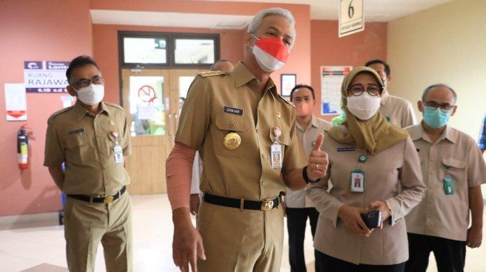 Tangan masih dibalut perban, Gubernur Jawa Tengah Ganjar Pranowo tinjau penanganan Covid-19 di RSUP Dr Kariadi Semarang.