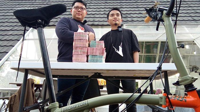 Selebgram Taqy Malik menjual sepeda kesayangannya merek Brompton yang punya banyak kisah dan cerita tak terlupakan selama kuliah di Arab Saudi. Sepeda Brompton hijau bergaris oranye itu dibeli Reza Paten, pengusaha asal Surabaya, Jawa Timur. Mereka bertemu di Cibinong, Kabupaten Bogor, Jawa Barat, Rabu (19/1/2022). Uang tersebut dipakai Taqy Malik untuk membangun masjid.