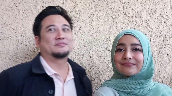 Pasangan selebritas Tengku Firmansyah dan Cindy Fatikasari di kawasan Mampang Prapatan, Jakarta Selatan, Kamis (24/11/2022). Mereka tetap mesra setelah 23 tahun menikah.