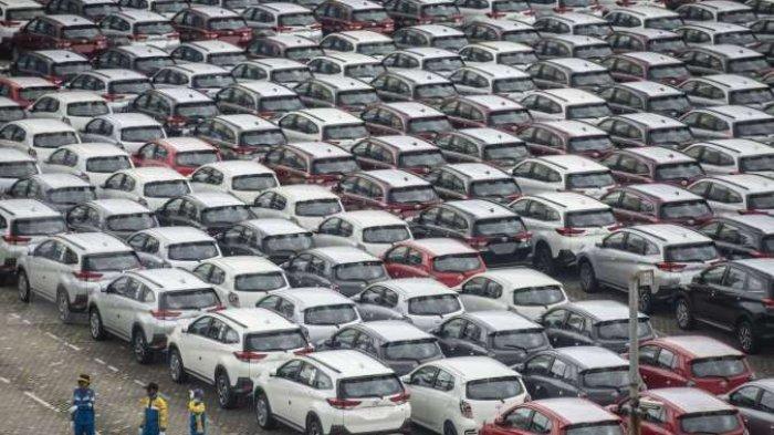 ILUSTRASI. Petugas berdiri di dekat deretan mobil baru yang terparkir di PT Indonesia Terminal Kendaraan atau IPC Car Terminal, Cilincing, Jakarta, Kamis (11/2/2021). ANTARA FOTO/Aprillio Akbar/aww