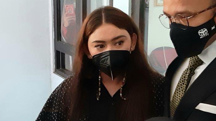 Thalita Latief ditemani Maruli Tampubolon, kuasa hukumnya, setelah sidang mediasi atas gugatan cerainya terhadap Dennis Lyla di Pengadilan Agama Jakarta Pusat, Selasa (6/4/2021). Saat itu Thalita Latief dan Dennis Lyla bertemu lagi setelah tiga tahun berpisah rumah.