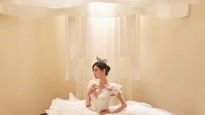 Aktris Kim So Yeon bergaun pengantin dalam drama Korae The Penthouse 2.