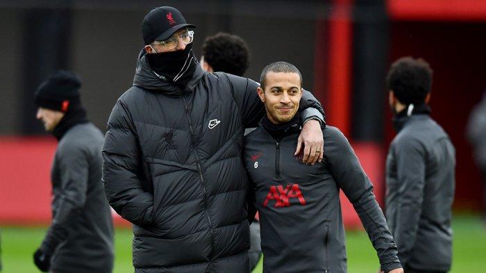 Pelatih Liverpool Jurgen Klopp bersama Thiago Alcantara di sesi latihan Liverpool