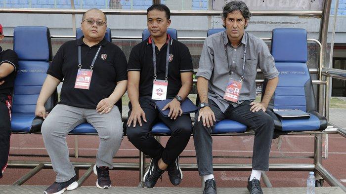 CEO Bali United Yabes Tanuri (kiri), Asisten Pelatih Eko Pujrianto dan Pelatih Stefano Cugurra