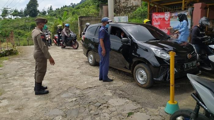 Tim gabungan dari Polsek Sukamakmur, Koramil dan Pol PP  menggelar razia di Jalan Pinus Raya, Sukamakmur, Jumat (30/10/2020).