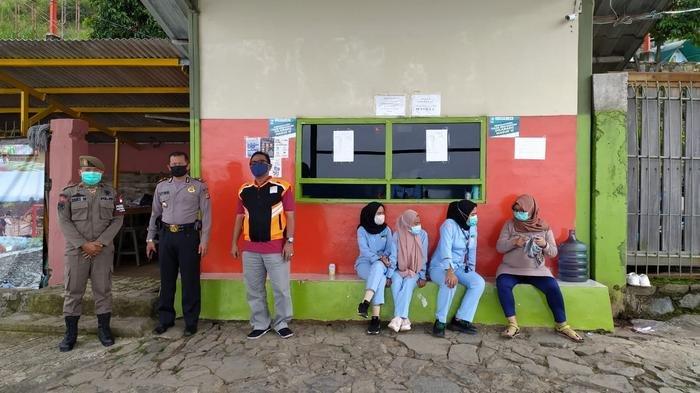 Tim gabungan dari Polsek Sukamakmur, Koramil dan Pol PP  menggelar razia di Jalan Pinus Raya, Sukamakmur, Jumat (30/10/2020).