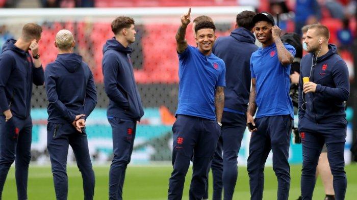 Para pemain timnas Inggris rasakan lapangan Stadion Wembley jelang bentrok di babak final Euro 2020 melawan timnas Italia. Pelatih Inggris Southgate tampak harus mengubah formasi hadapi Italia yang telah menemukan formasi idealnya