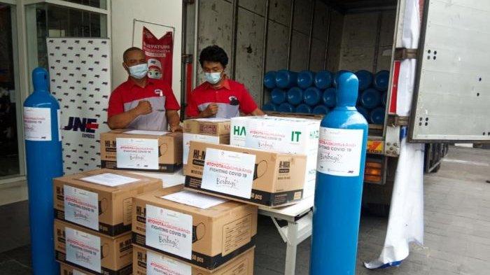 Toyota Indonesia mendonasikan 300 tabung oksigen yang sudah terisi, serta 10.800 sarana dan prasarana penanggulangan Covid-19, Rabu (21/7/2021). Donasi dengan total nilai Rp 1,55 miliar ini disalurkan di empat wilayah dan enam rumah sakit di Indonesia.