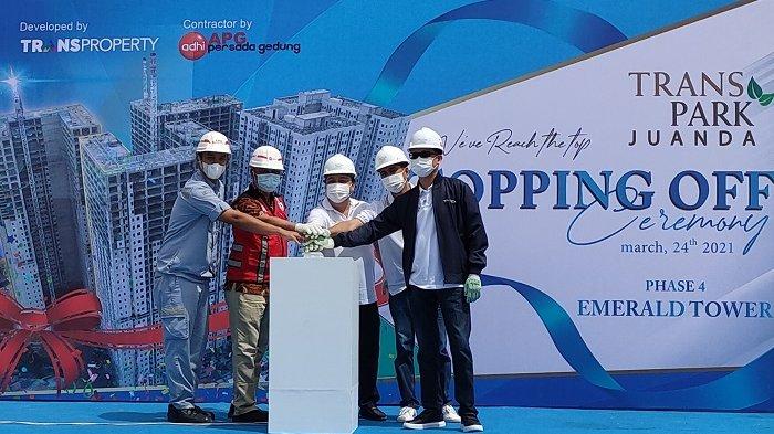 Trans Property menggelar tutup atap (topping off) Tower Emerald di TransPark Juanda Bekasi, Rabu (24/3/2021). Tower Emerald adalah tower ke empat dari lima tower yang dibangun di TransPark Juanda Bekasi.