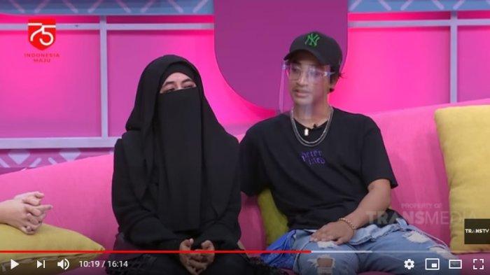 Umi Pipik dan anaknya Abidzar Al-ghifari dipertemukan dalam acara Brownies di Trans TV. Dalam acara itu Umi Pipik mengakui sebagai ibu egois dan tengah digerogoti penyakit yang membuat anak-anaknya menangis.