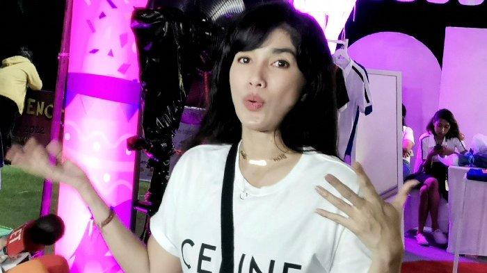 Penyanyi dan presenter Ussy Sulistiawaty di kawasan Halim, Jakarta Timur, Jumat (16/9/2022) malam.