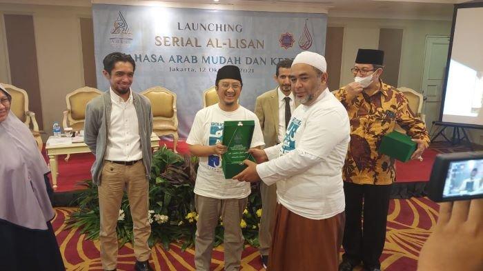 Ustaz Yusuf Mansur hadir disela peluncuran buku Al-Lisan Al-Umm di Ballroom Dieng, Hotel Kartika Chandra, Jalan Gatot Subroto, Jakarta Selatan, Selasa (12/10/2021). Selain Ustaz Yusuf Mansur, hadir pula diantaranya Andy Hadiyanto yang dikenal sebagai Dosen Universitas Negeri Jakarta dan Sekretaris Komisi Hubungan Luar Negeri dan Kerjasama Internasional MUI, serta Ustaz Alwi ST.