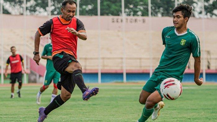 Uston Nawawi saat menjadi pemain pernah juga bermain tarkam tapi akhirnya dia tinggalkan
