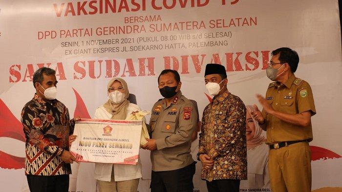 DPD Partai Gerindra Sumatera Selatan (Sumsel) menggelar vaksinasi Covid-19 di Kota Palembang, Selasa (2/11/2021). Selain menyediakan ribuan vaksin Covid-19, Partai Gerindra juga menyediakan ribuan sembako untuk para peserta.