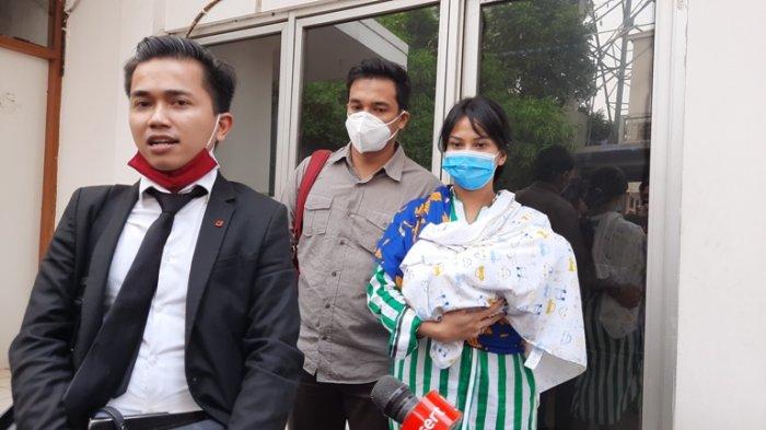 Pemain FTV Vanessa Angel ditemani Bibi Ardiansyah dan Gala Sky Andriansyah, suami dan anak laki-lakinya (ditutupi kain), ketika perkara dugaan kepemilikan psikotropika jenis Xanax dilimpahkan polisi ke Kejaksaan Negeri Jakarta Barat, Kamis (6/8/2020).
