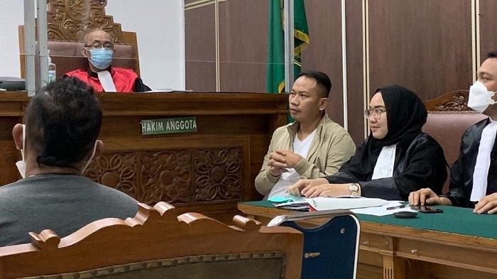 Vicky Prasetyo saat hadir dalam sidang kasus dugaan pencemaran nama baik Angel Lelga di Pengadilan Negeri Jakarta Selatan, Kamis (15/4/2021).