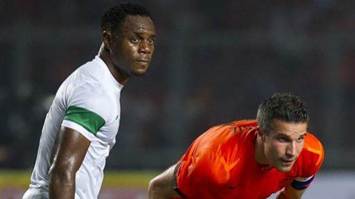 Victor Igbonefo ketika membela timnas Indonesia di pertandingan persahabatan dengan timnas Belanda