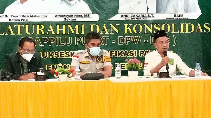 Wakil Ketua Badan Pemenangan Pemilu (Bappilu) Pusat Partai Bulan Bintang (PBB) Novi Hariyadi (Tengah) tanggapi soal Ketua Umum PBB, Yusril Ihza Mahendra disindir mengenai polemik Partai Demokrat versi Agus Harimurti Yudhoyono dan Kepala Staf Presiden (KSP) Moeldoko.