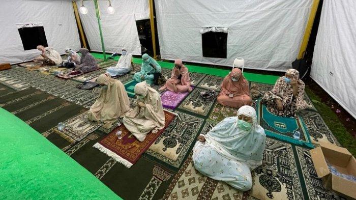 Warga Kompleks Taman Villa Meruya (TVM), Meruya Ilir, Jakarta Barat, melaksanakan Salat Tarawih di sebuah tenda yang dibangun di perumahan elite tersebut. Warga berencana membangun Masjid At-Tabayun.