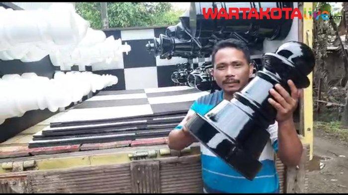 Warga Pondok Betung Bermain Catur Raksasa Untuk Mengisi Waktu Luang Saat Penerapan PSBB Kota Tangsel