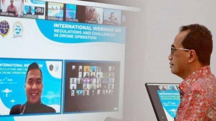 Menteri Perhubungan Republik Indonesia Budi Karya Sumadi dalam webinar internasional bertajuk “Regulations and Challenges in Drone Operation” yang diselenggarakan oleh Puslitbang Transportasi Udara Balitbang Perhubungan.