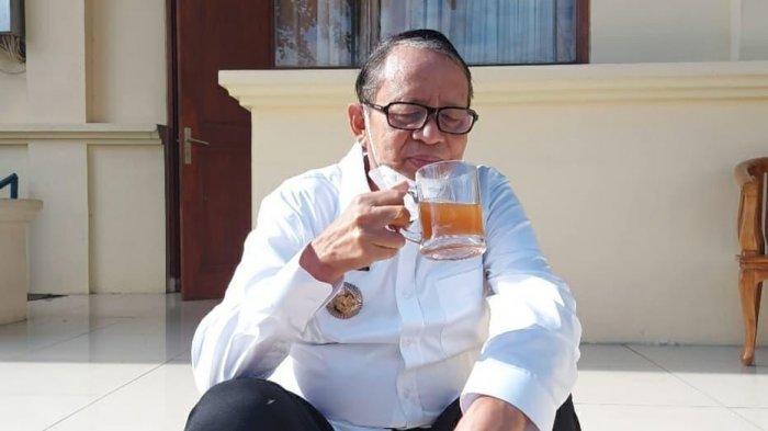 Gubernur Banten Wahidin Halim mendukung produk pertanian dan usaha UMKM lokal dengan mengonsumsi minuman herbal jahe merah. Sekaligus upaya menjaga imunitas tubuh di tengah pandemi Covid-19.