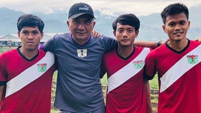Wiganda Saputra saat menjadi pelatih Persita Tangerang bersama pemainnya di kompetisi Liga 2 Indonesia