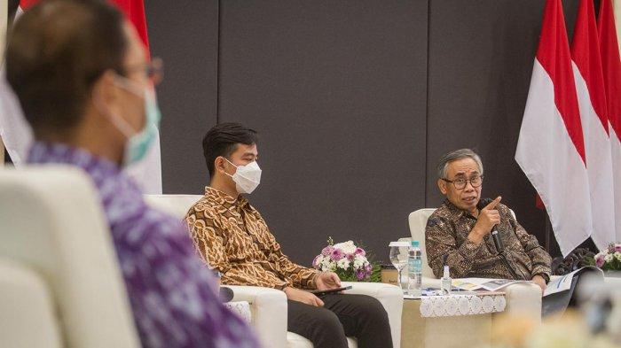 Ketua Dewan Komisioner Otoritas Jasa Keuangan (OJK) Wimboh Santoso (kanan) dan Wali Kota Solo Gibran Rakabuming Raka (kiri) memberikan pemaparan saat acara Sarasehan dan Koordinasi Pemulihan Ekonomi Solo Raya di Kantor OJK, Solo, Jawa Tengah, Jumat (4/6/2021).