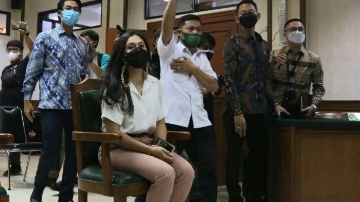 Bintang film Wulan Guritno ketika menghadiri sidang perdana gugatan cerainya terhadap Adilla Dimitri di Pengadilan Agama Jakarta Selatan, Kamis (18/3/2021). Wulan Guritno bungkam ditanya alasan menggugat cerai Adilla Dimitri yang hampir 12 tahun ini menikahinya.
