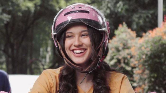 Sambil syuting sinetron Love Story The Series, Yasmin Napper tetap mengutamakan sekolahnya meski hanya dilakukan secara online.