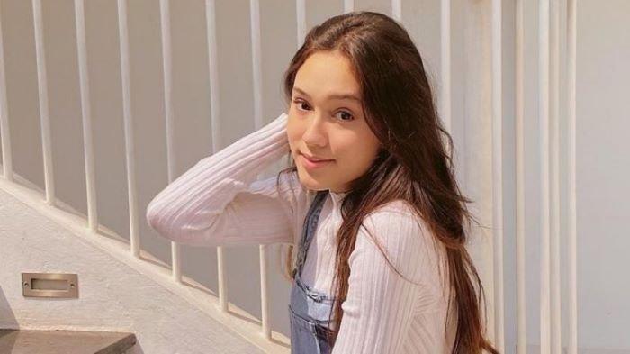 Sambil syuting sinetron Love Story The Series, Yasmin Napper tetap mengutamakan sekolahnya meski hanya dilakukan secara online.